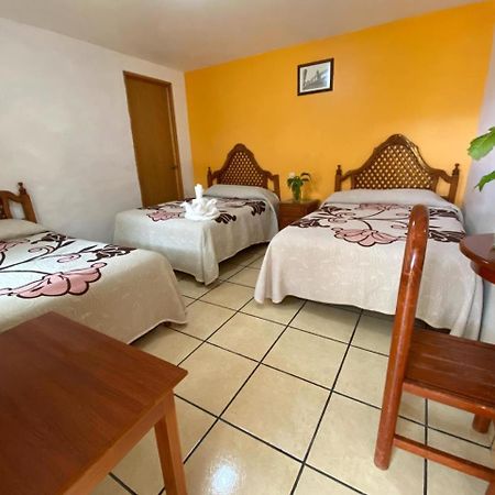 Hotel Posada Camelinas Пацкуаро Екстер'єр фото
