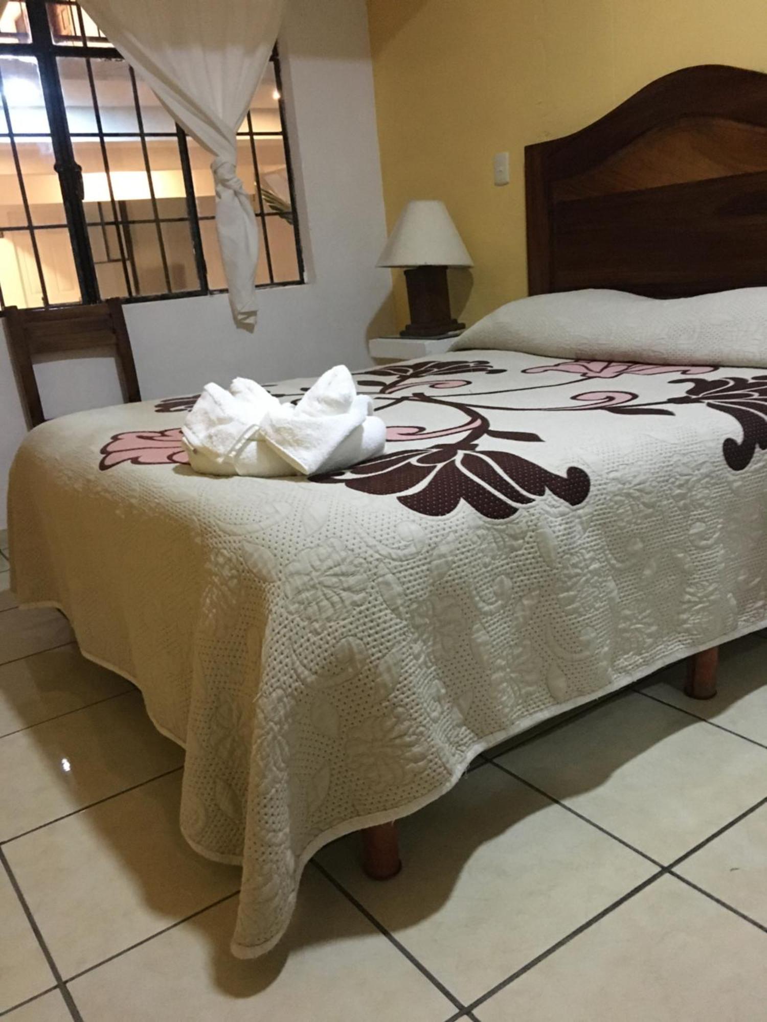 Hotel Posada Camelinas Пацкуаро Екстер'єр фото