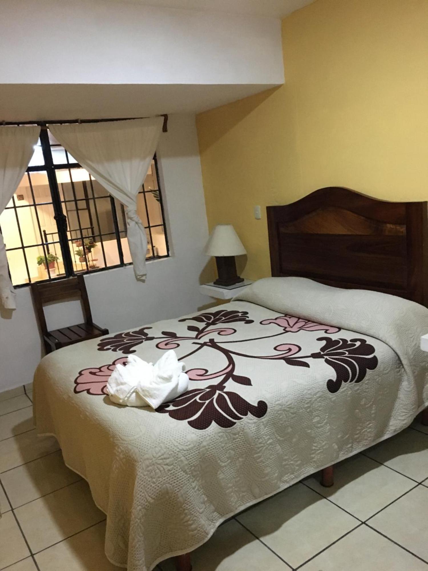 Hotel Posada Camelinas Пацкуаро Екстер'єр фото