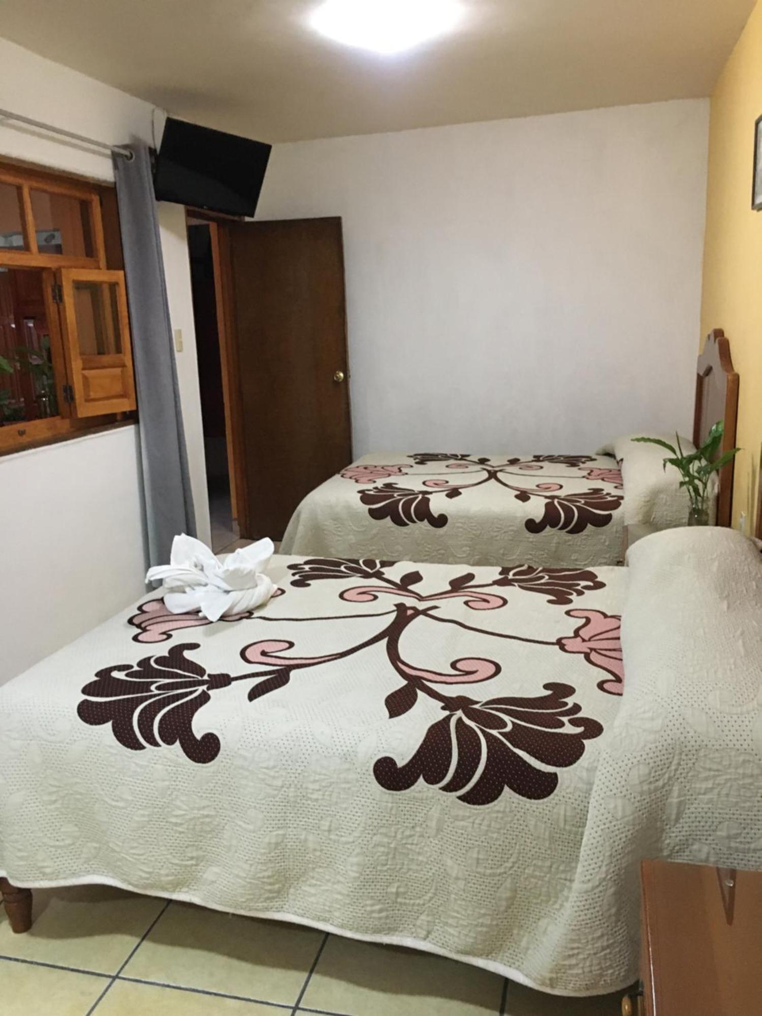 Hotel Posada Camelinas Пацкуаро Екстер'єр фото