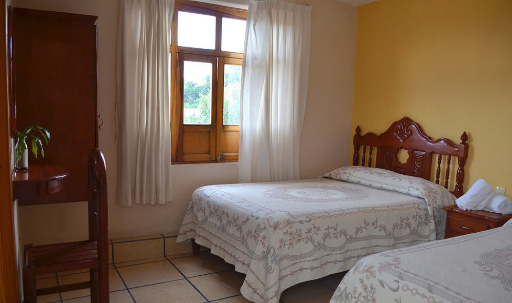 Hotel Posada Camelinas Пацкуаро Екстер'єр фото
