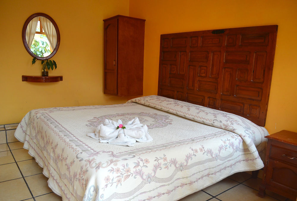 Hotel Posada Camelinas Пацкуаро Екстер'єр фото