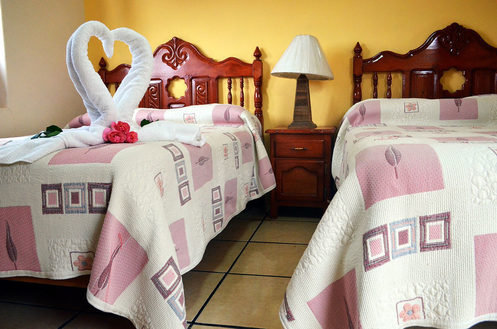 Hotel Posada Camelinas Пацкуаро Екстер'єр фото