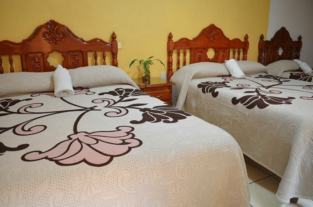 Hotel Posada Camelinas Пацкуаро Екстер'єр фото