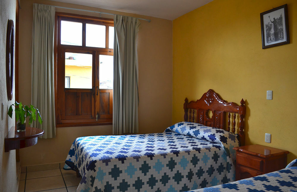 Hotel Posada Camelinas Пацкуаро Екстер'єр фото